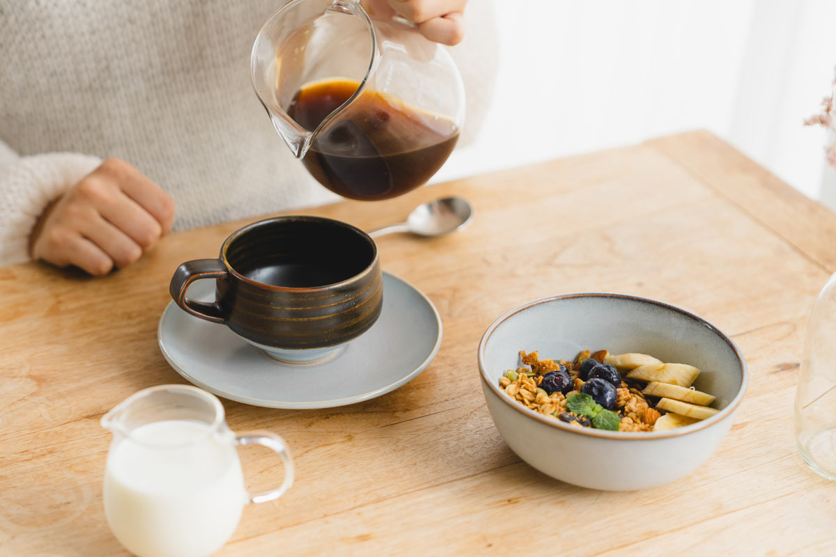黒と青のコントラストが日常に豊かな彩りを