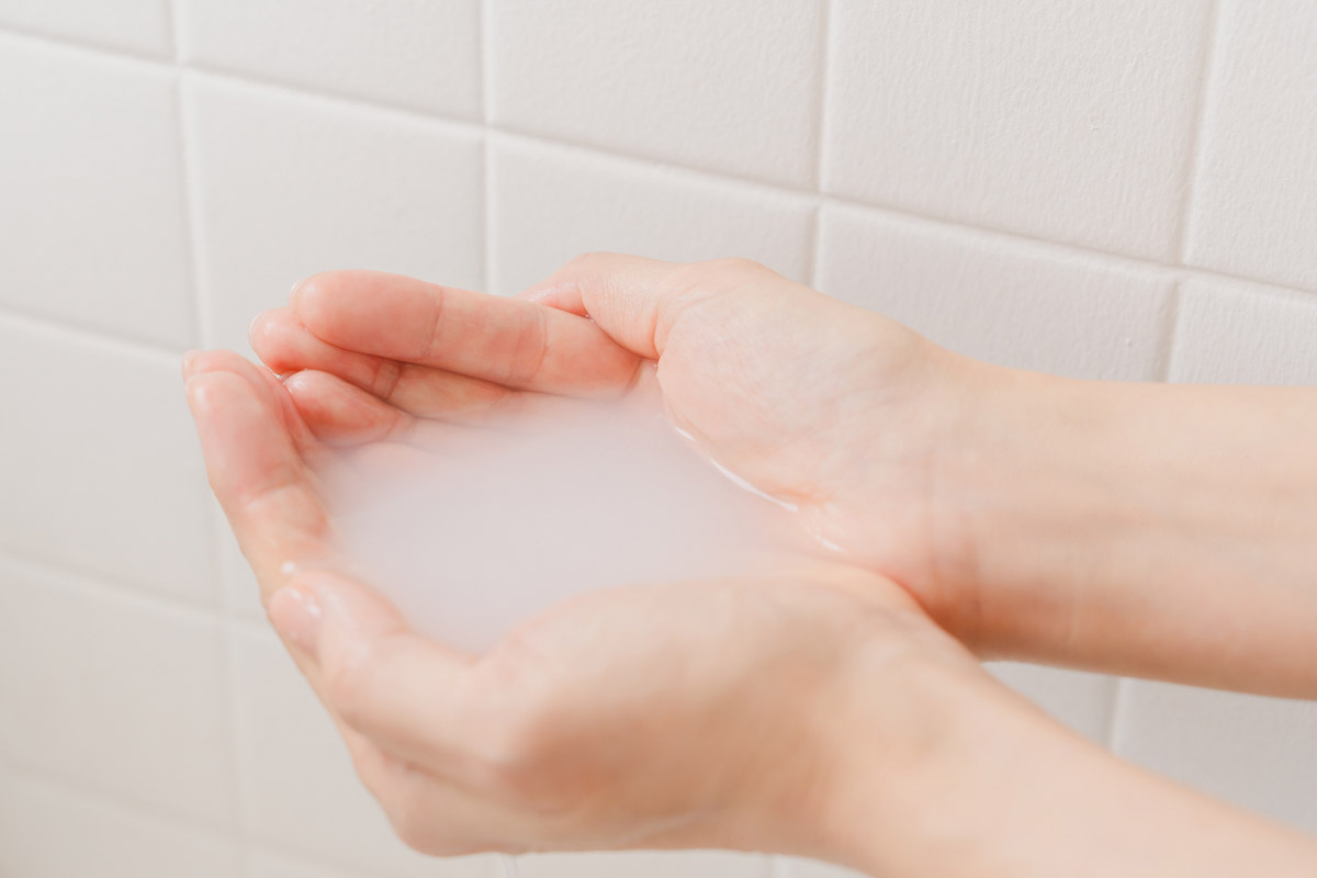 お湯に入れると、白くにごり、ぬるぬる、とろりとしたお湯になります。