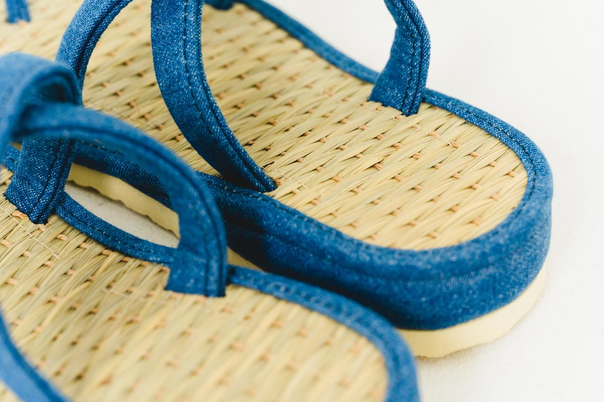 イ草の内部はスポンジ状になっており、湿気を吸収・放出します。