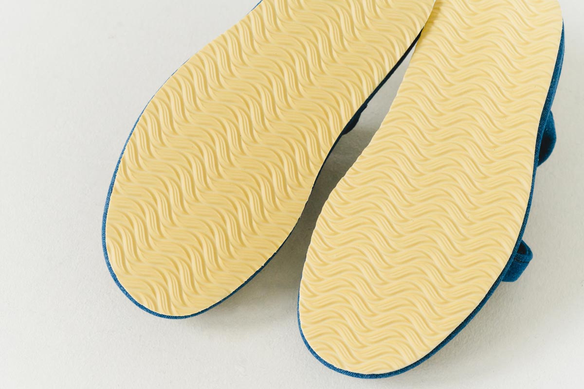 アウトソールには、程よい硬さ＆滑り止め加工がされたゴム底が使用されています。