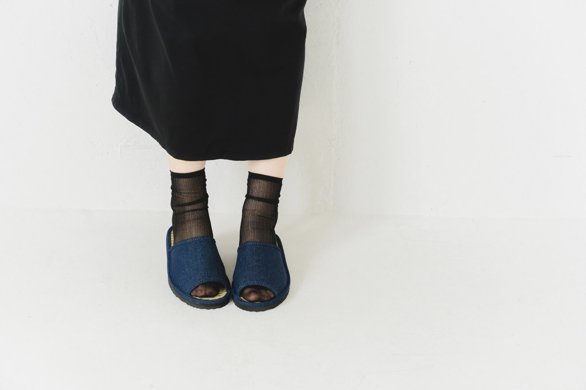 シンプルなデザインのサンダルは、靴下とのコーディネートを楽しむのもあり。