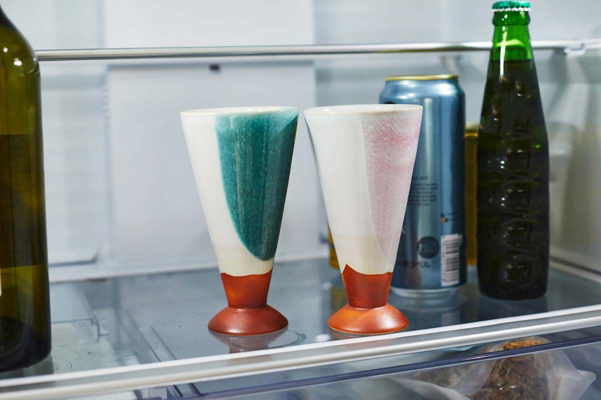 冷蔵庫でグラスを冷やしている様子