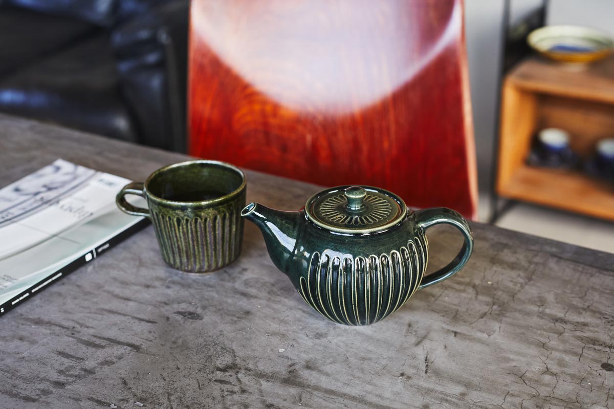 手作りの温かみを感じるデザインと、ジャンルを問わずどんな器と組み合わせても馴染む深みのある色合い。どんなインテリアに合わせてもおしゃれにテーブルをコーディネートしてくれます。せっかくならマグとポットはセットで色を合わせたいところ。同シリーズでキャラメル色の展開もあるので、ぜひチェックを。