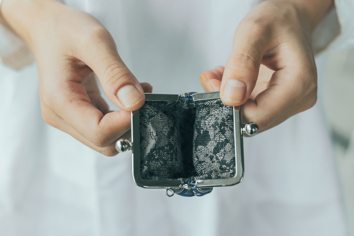 「印伝の山本」の底つまみガマグチは、そんな甲州印伝の伝統と技がぎゅっと詰め込まれた逸品です。