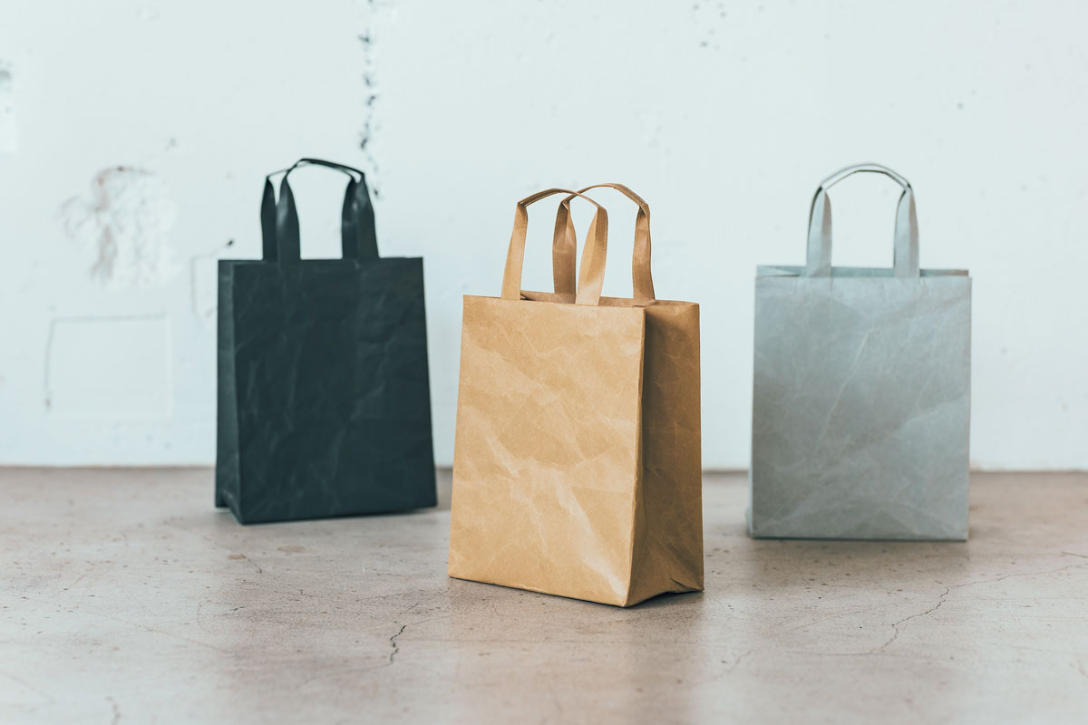 今回紹介する「バッグスクエアS」は、「SIWA」のバッグの中でもいちばん最初にデザインされ、ずっと作り続けられているベーシックモデル「バッグスクエアM」をシルエットはそのまま、2/3のコンパクトサイズにしたもの。