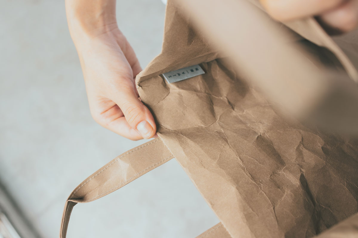 紙製のバッグといわれても、どんなふうに作られているかピンとこない人も多いでしょう。