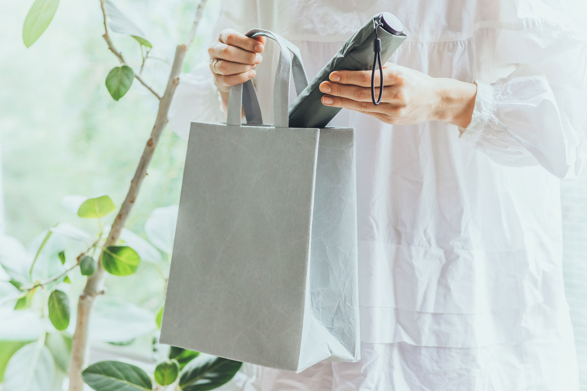 ナオロンを素材とする「バッグスクエアS」は、和紙のしなやかな風合いをもちながらも耐久性があり、水にぬれても破れにくいのも大きな特徴です。