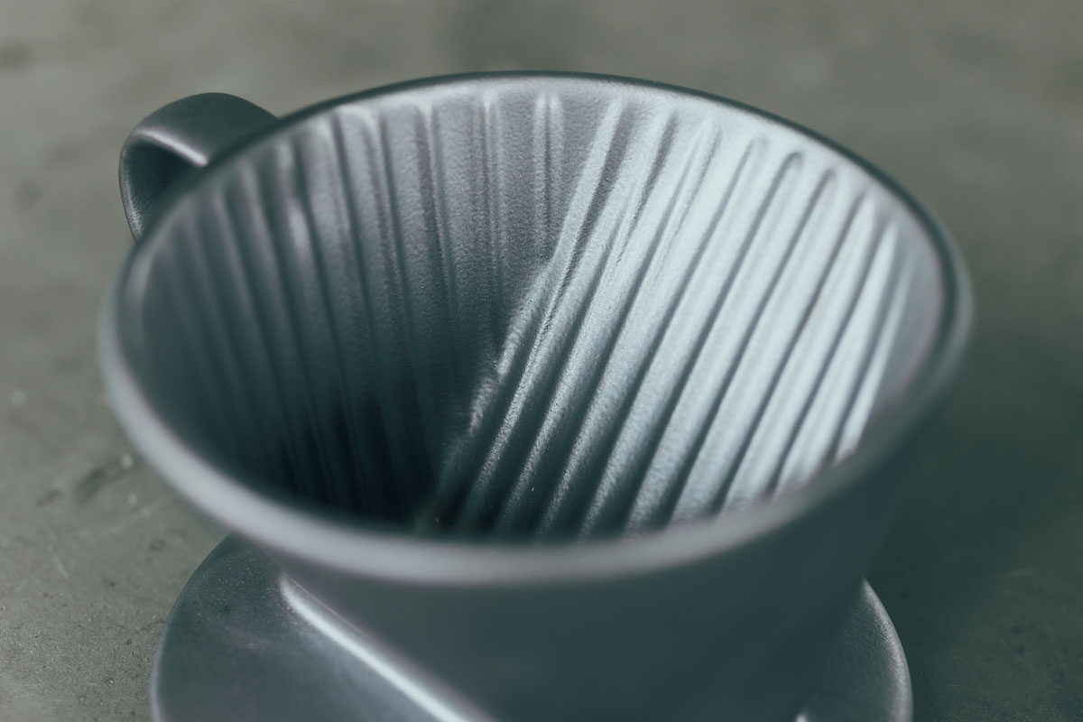 今回紹介する瓦のドリッパーとマグのセットは「Breakfast × kawara」シリーズのアイテム。「JAPANESE SILVER=いぶし銀」をテーマにスタイリッシュな朝の空間を演出すべく、瓦の色合いや質感を陶磁器と瓦釉薬（ゆうやく）で再現しています。ドリッパーは三つ穴・台形式。ゆっくりコーヒーを抽出できるので程よいボディのあるコーヒーが楽しめます。