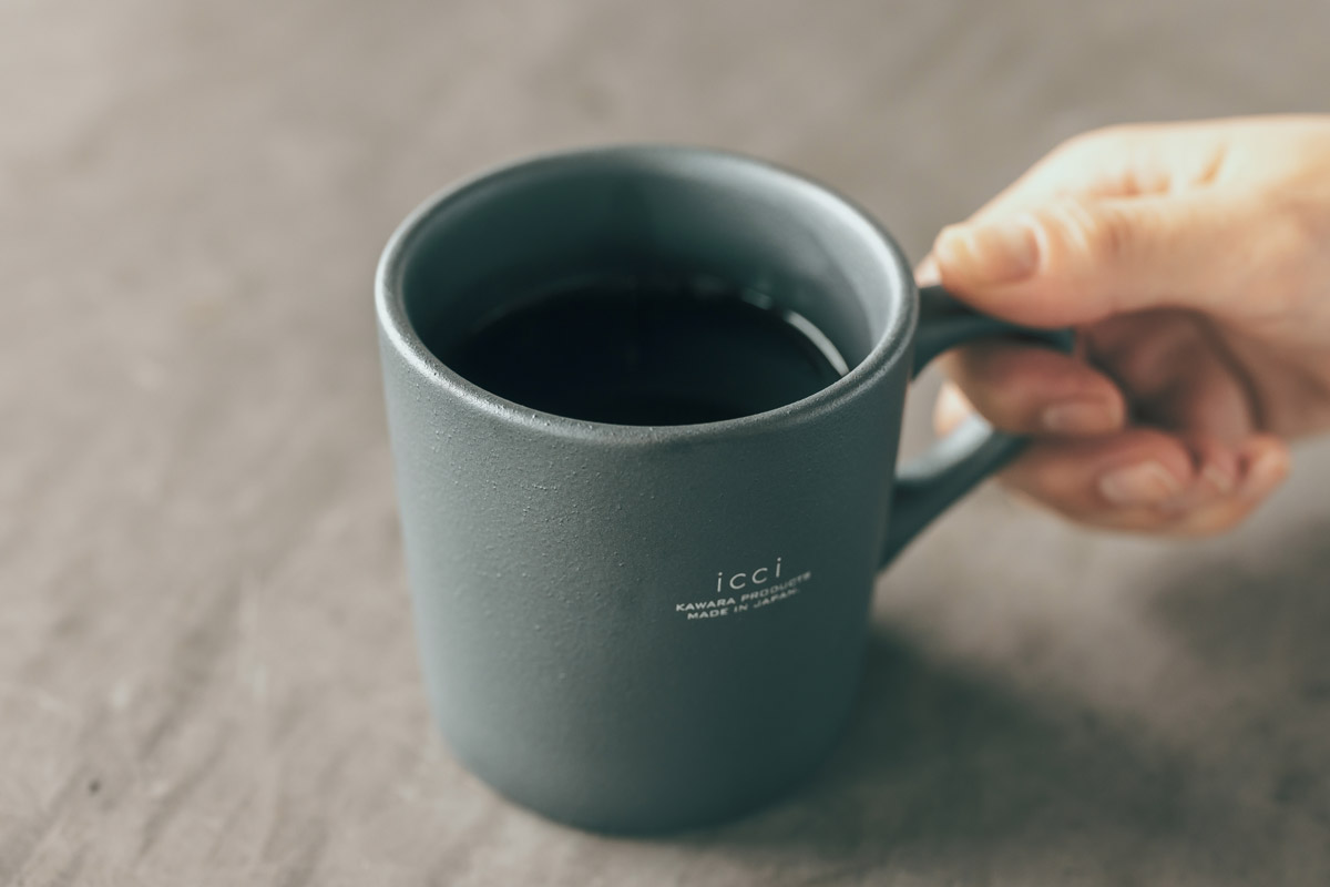 釉薬瓦独特の優しい口当たりは、コーヒーやラテをまろやかに感じさせ、おいしさを倍増させてくれます。また瓦製品は使い込むごとに深い色味へと変化していくので、年月を経るとともに味が出るのを楽しめるのも大きな魅力です。なにより、瓦で入れたと思うだけで、いつものコーヒーが特別に感じられるはず。