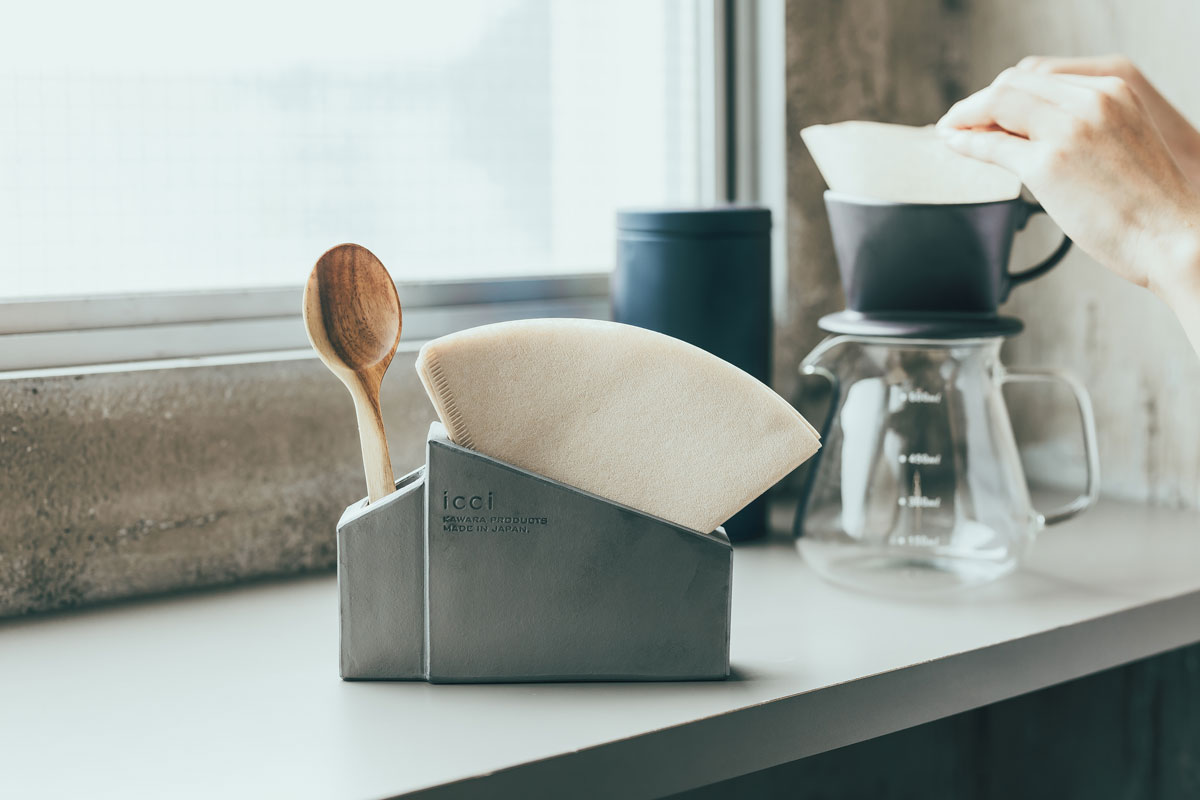 いぶし銀の程よいメタリック感がインテリアになじむ