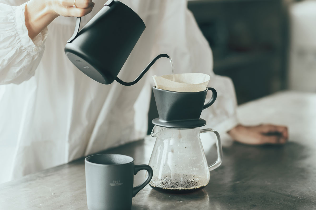 「icci KAWARA PRODUCTS」のアートディレクションを手がけるのは、アパレルブランド「A BATHING APE」のグラフィックデザインで知られるハイロック氏。