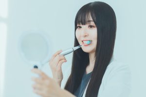 電動歯ブラシを効果的に使うには？歯科医師が手磨きとの違いや正しい使い方を徹底解説！