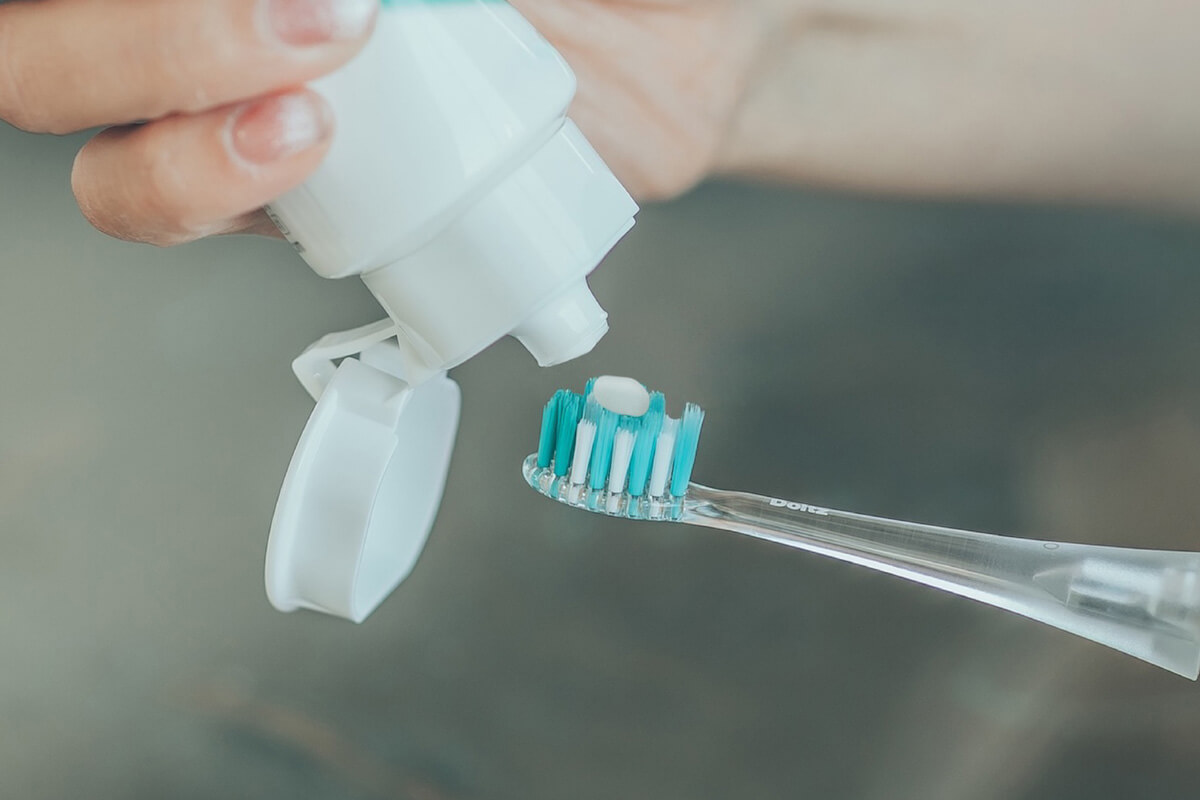 STEP1｜ 適切な量の歯磨き粉を使う