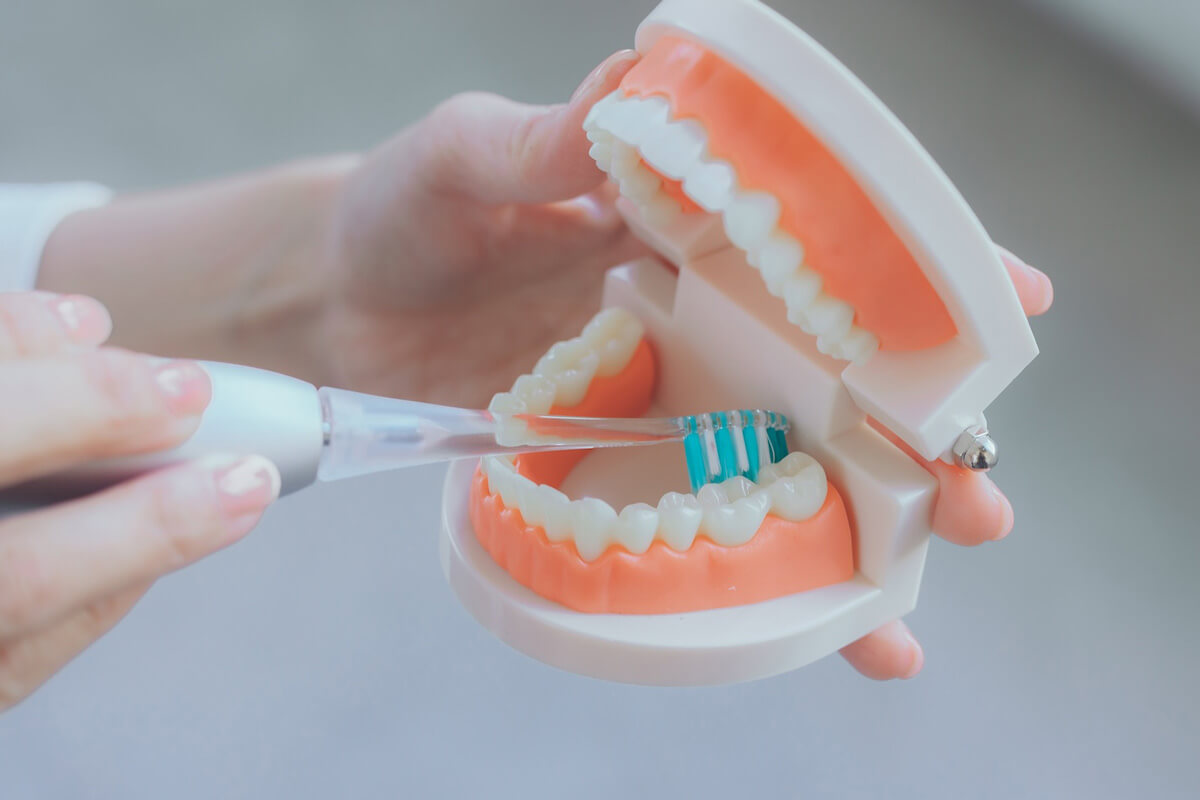 歯の側面〜噛み合わせ面を磨いたら、次は歯の内側を磨いていきます。