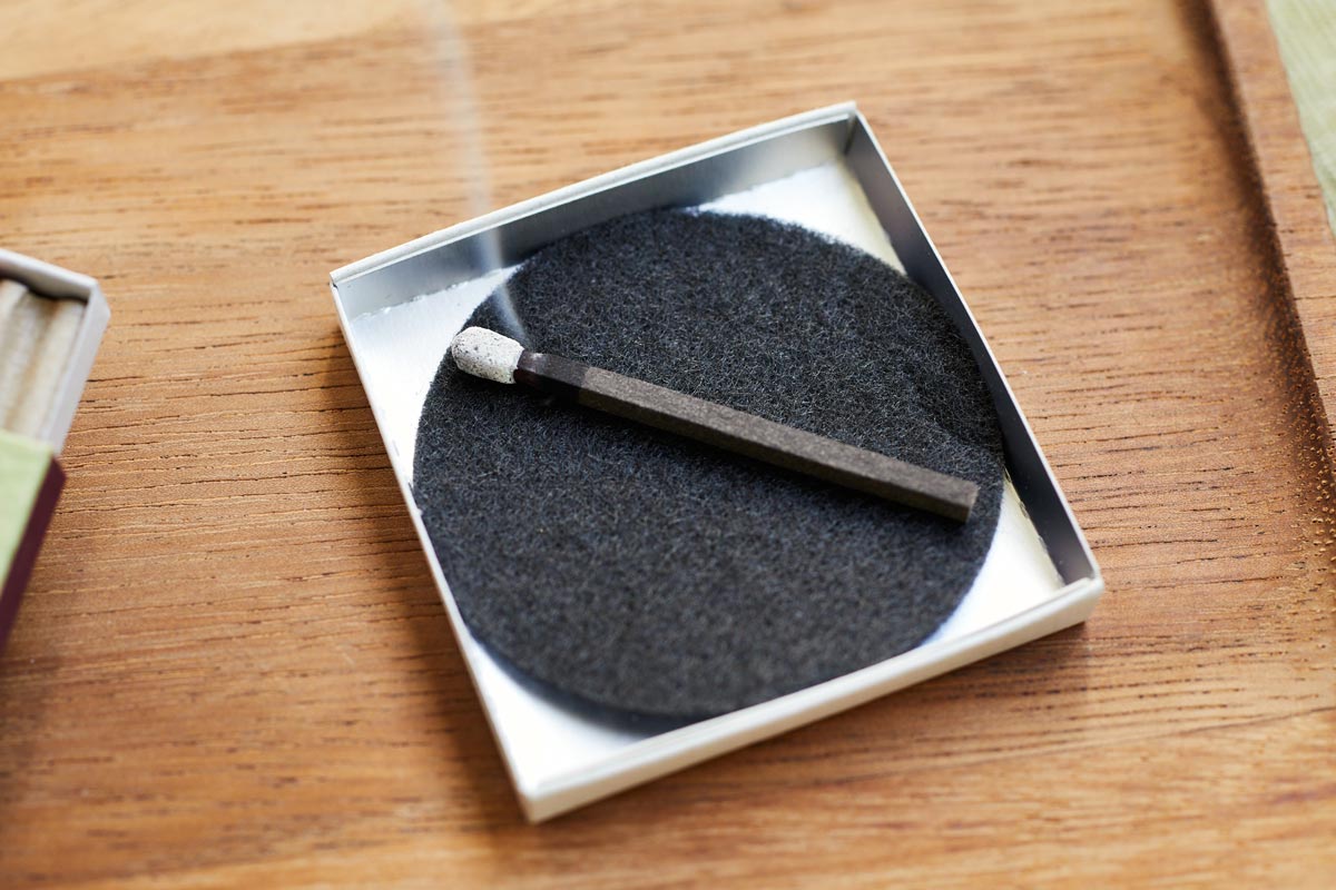 専用マットトレイ内で、10分間の香りの時間を楽しむ