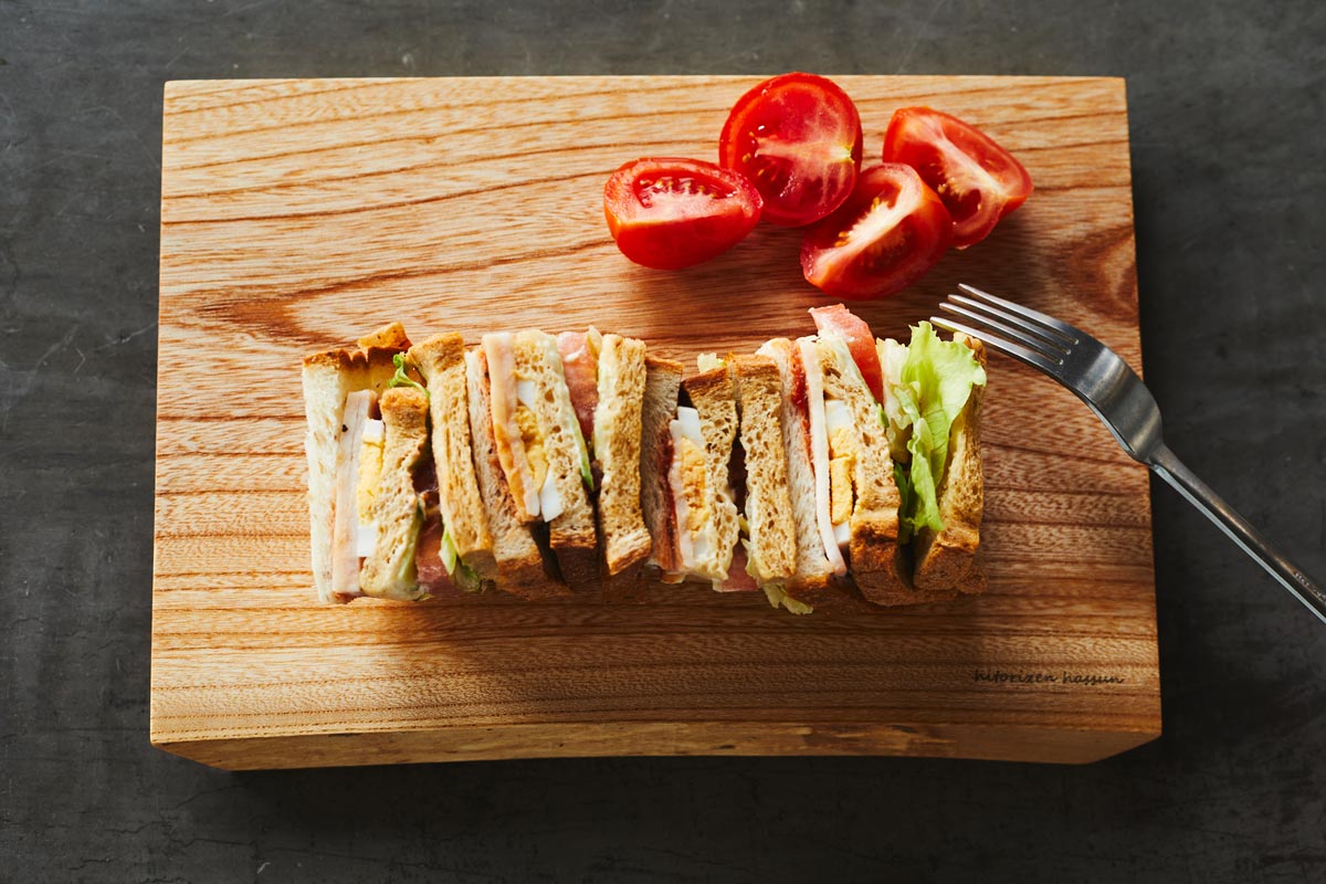 和食から洋食、スイーツまで包み込む絵になる一枚