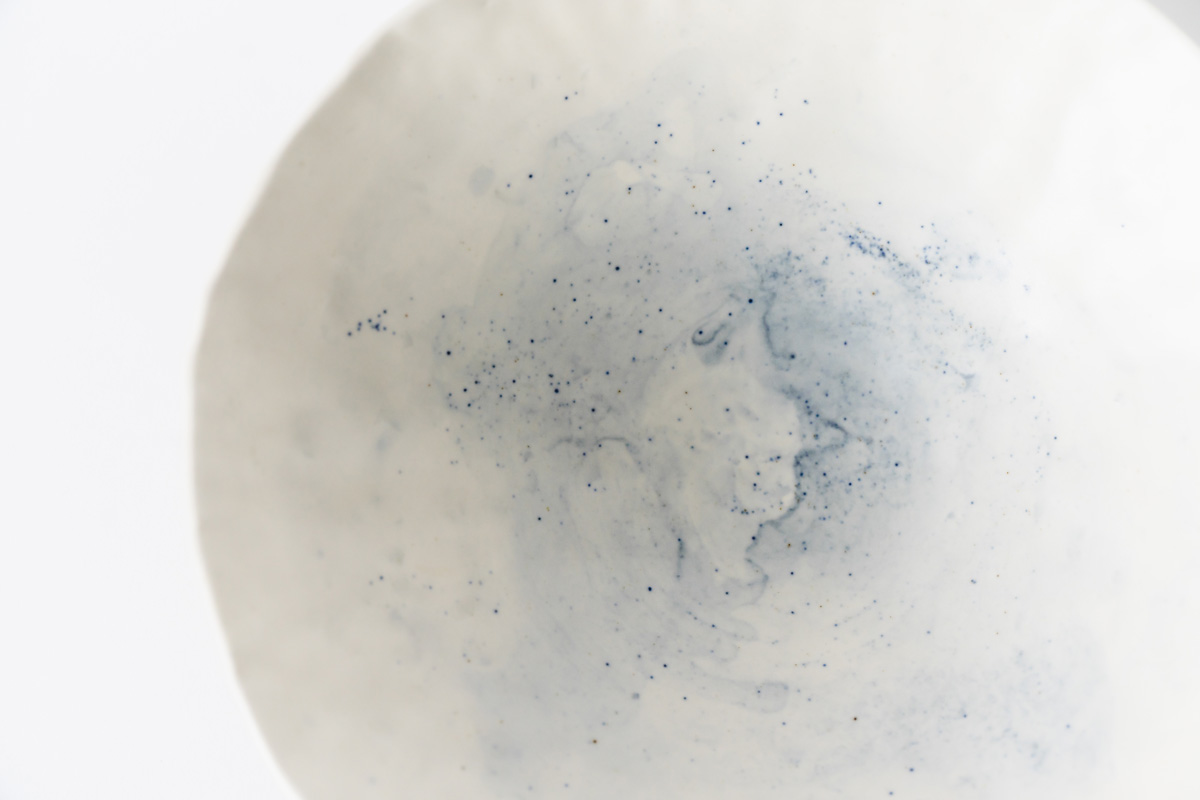 ひとつひとつ土をこねて制作しているので、独特のゆらぎにこの世にひとつとして同じものはなく、使うほどに自分だけの一枚として愛着が湧いてくる器です。