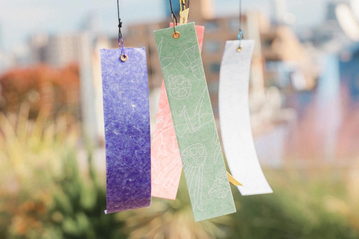 短冊には七夕の七つ飾りのイラストが描かれています。