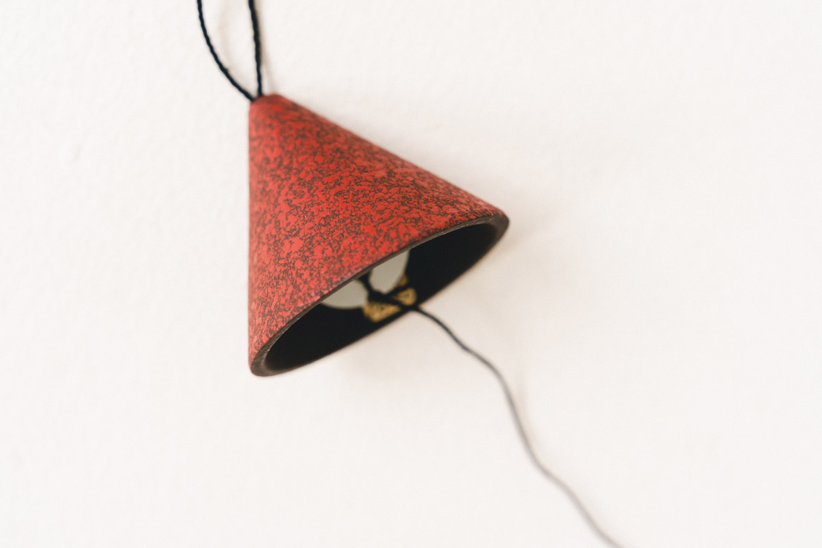 風鈴の外見（そとみ）は短冊のカラーに合わせた鋳物で、山形の鋳物工房が製作しています。