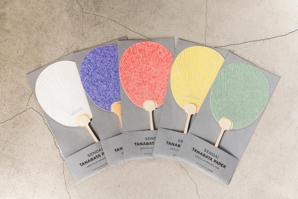 魔除けの意味が込められた5つのカラーのうちわ