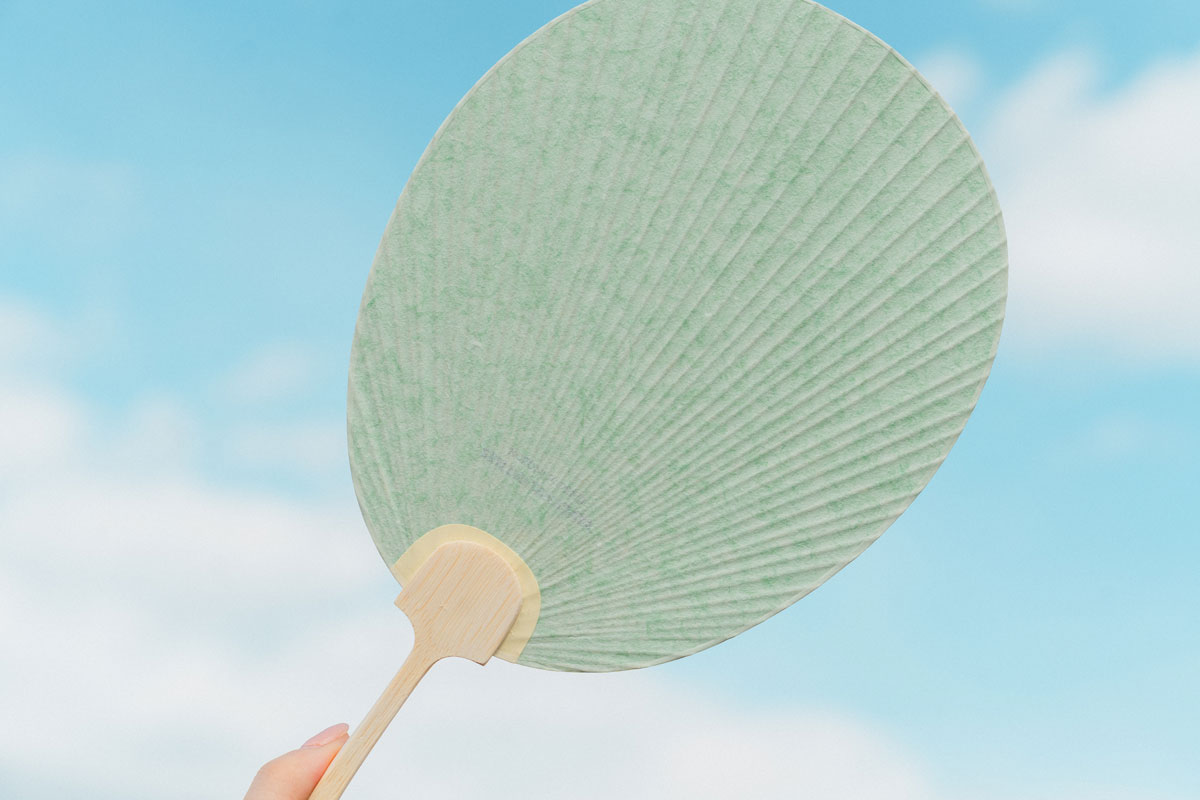 竹製の骨組みで軽く、持ちやすさも抜群。