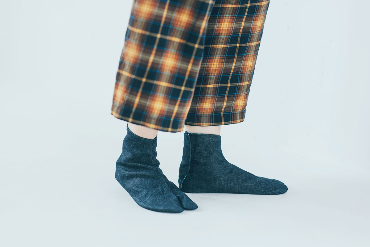 表生地には、岡山県のデニム地メーカー「クロキ」が手掛けた、14.5オンスのデニム地を使用しています。