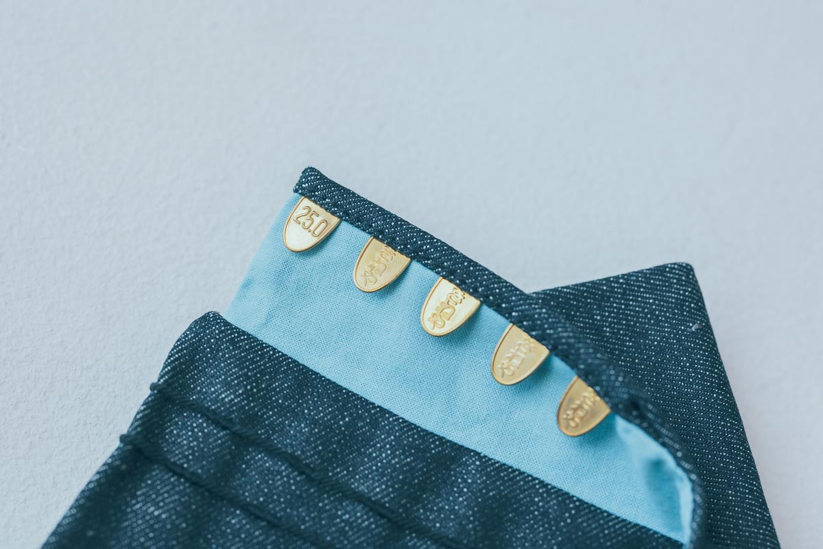 「きねや」の文字が浮かぶ、レトロ感のある金色のコハゼ（金具）と、ブルーの裏地の組み合わせが秀逸。