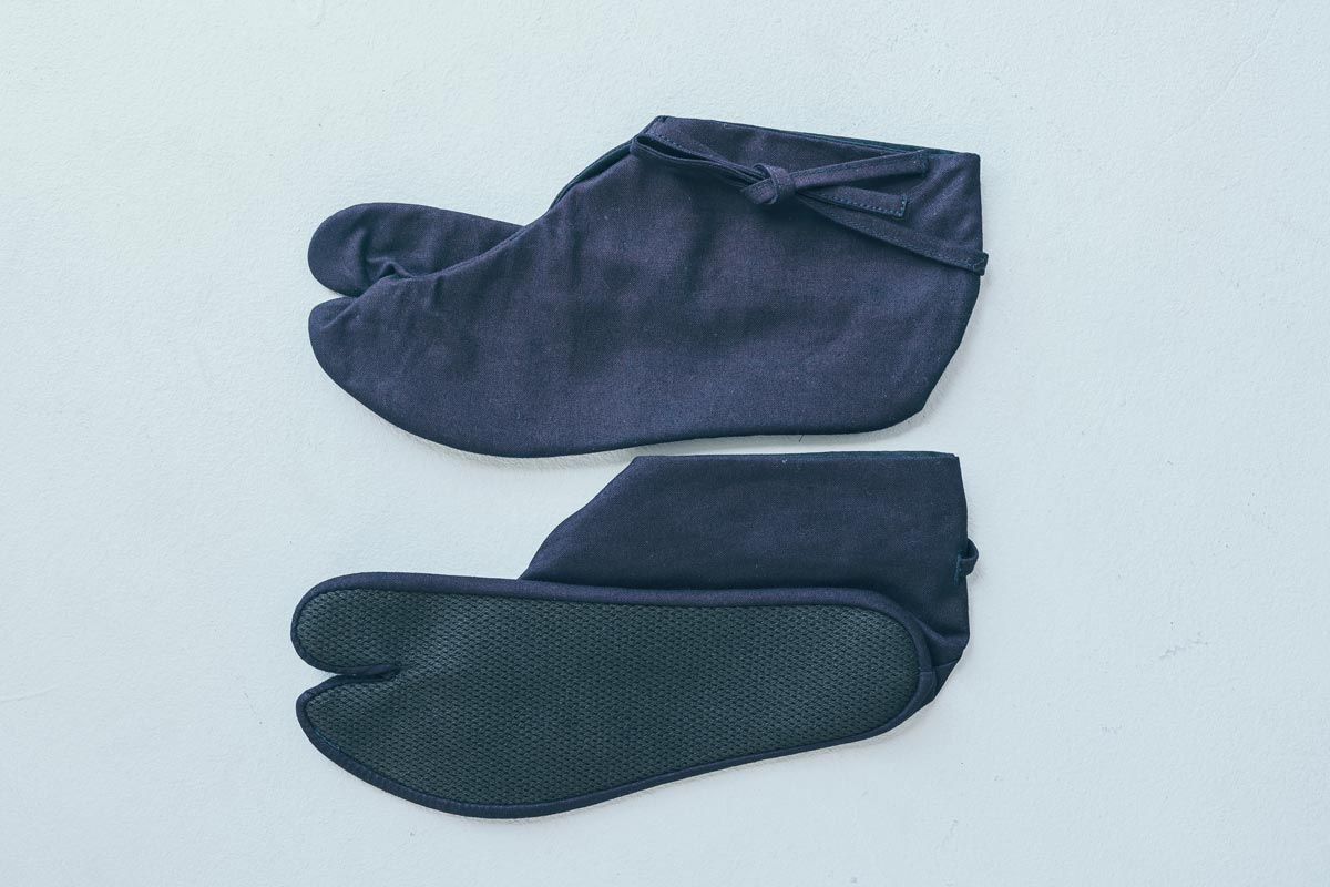 結び目がワンポイントになるレトロおしゃれな一足