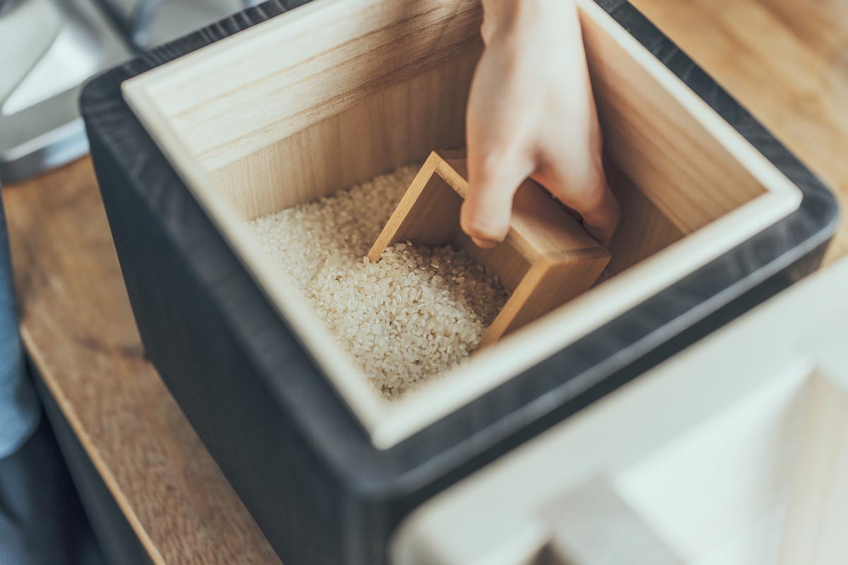 そんな桐のメリットを余すことなく生かすべく作られたのが、羽釜を模した桐製の米びつ。