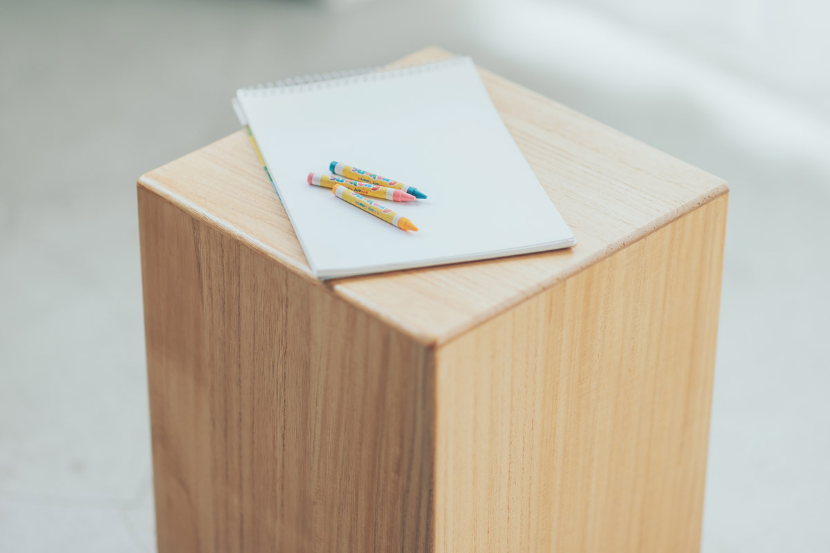 40cmサイズで約2kgと軽量ですが、内部にウレタンフォームを入れて補強されていることで、大人が座っても壊れない強度に仕上がっているのが特徴です。