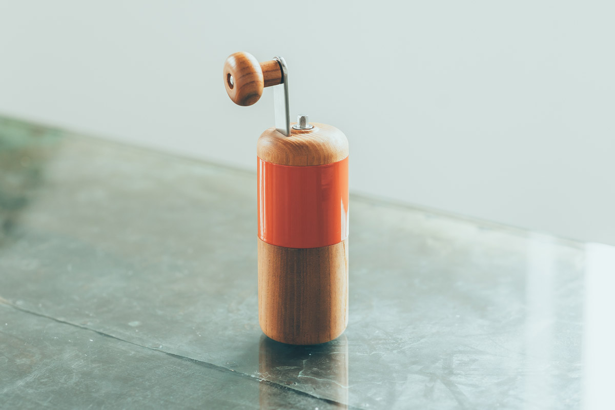 外観は、ケヤキの美しい木目と、職人が一つ一つ手塗りで仕上げた鮮やかな色漆が印象的。