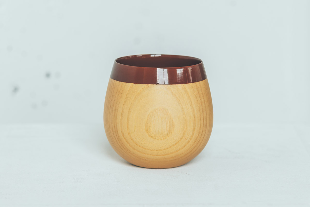 カップはナツメを使用おり、本体は、表と裏で木目の流れがわずかに異なるのも魅力。
