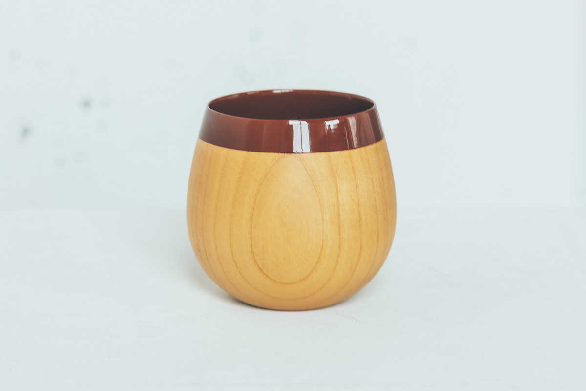 カップはナツメを使用おり、本体は、表と裏で木目の流れがわずかに異なるのも魅力。