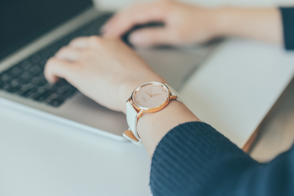 今回撮影したジュエリーソーラーは、ローズゴールドの盤面に、同色のローズゴールドの金具を使用したフェミニンなタイプ。