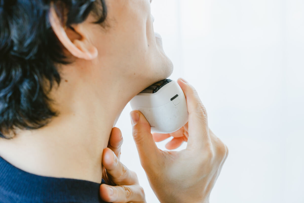 特にヒゲの薄い人はアメニティのカミソリで髭剃りを済ましてしまう人も多いと思いますが肌を労りながらヒゲを深剃りするなら、やっぱり電気シェーバーが欠かせません。