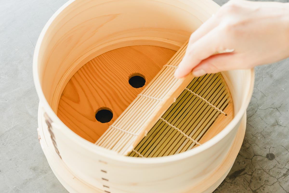 和セイロには、底の竹すだれを外すと二本の桟が張られたものと、四つの穴が空いたものがありますが、今回紹介するのは四つ穴タイプの板セイロ。