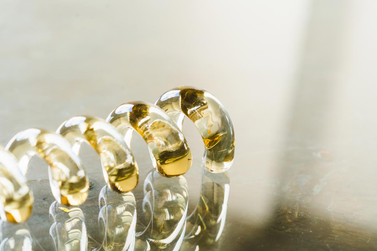 コイル状だと「無造作に置いたら転がってしまうのでは？」と思われがちですが、そこは職人芸。巻きのサイズや間隔を細かく調整することで、絶妙な安定感を実現しています。