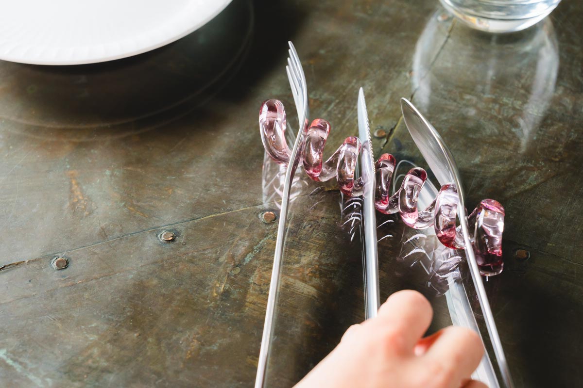 コイルの形状はデザイン的に愛らしいのはもちろん、なにかを立てて飾るのにもぴったり。ポストカードなど紙類を飾るのもいいけれど、意外なところではカトラリーレストとしても活躍します。