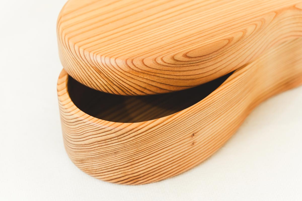 今回紹介する「くりぬき 木のお弁当箱」は、オーダーメイド主体の「ZUKOUSHITU」において数少ない定番人気アイテム。