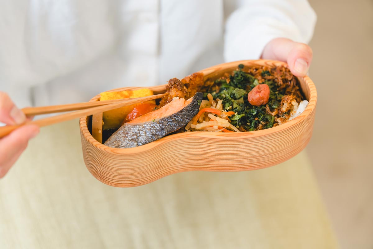 高さがあり、幅をスリムにして平置きしやすく作られているのも、