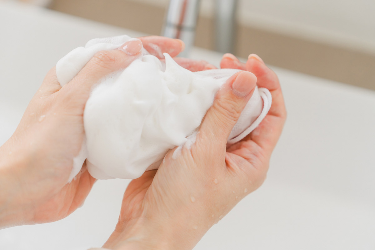 火山白土の粒子は毛穴よりも小さく、さらに一つ一つにとても微細なスポンジのような気孔があります。