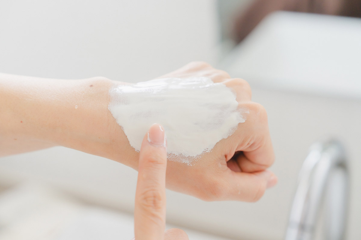 クレイパックする場合は、顔を軽くすすいでから、洗顔料を水でのばして顔全体に広げます。