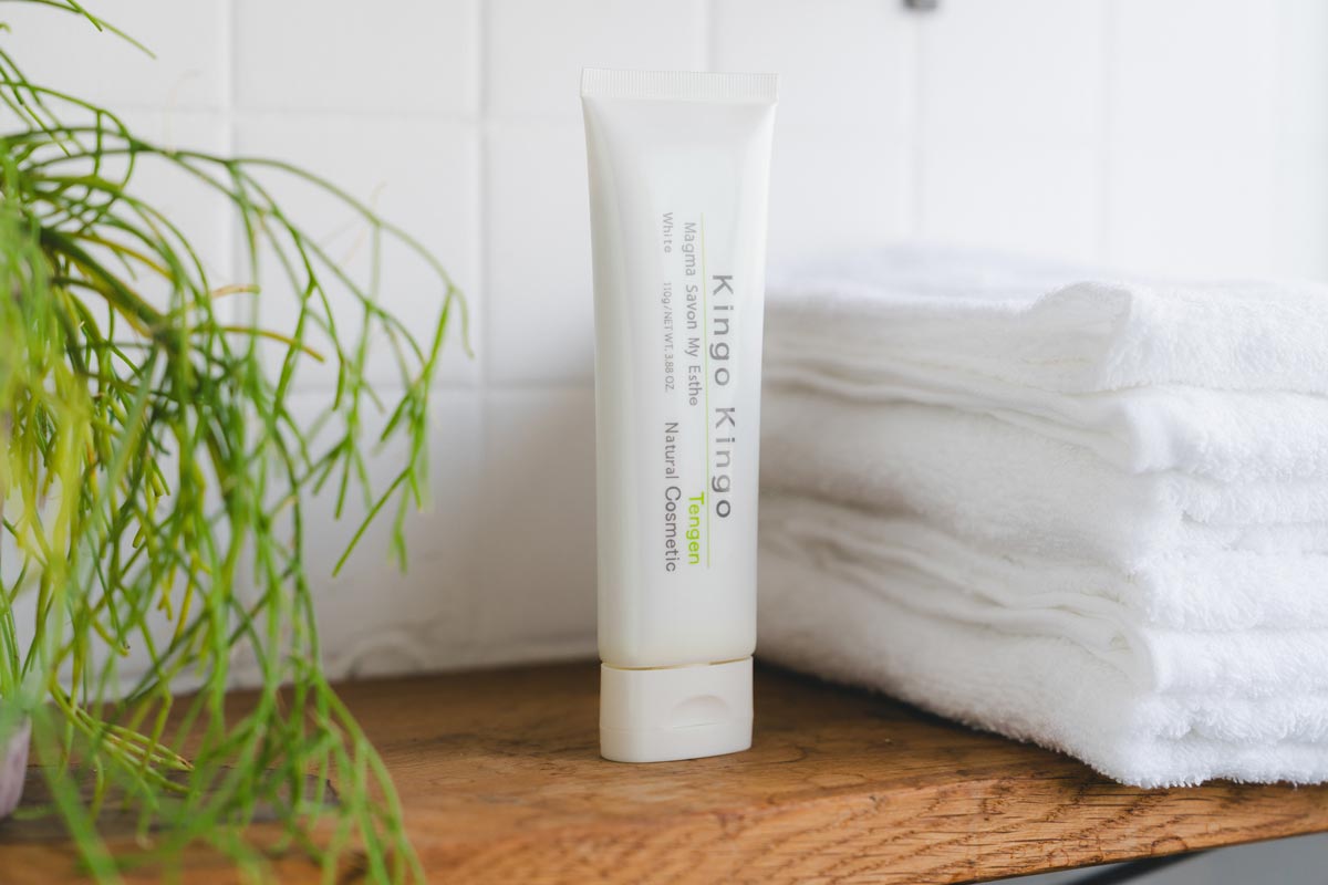 Kingo Kingoの洗顔料には、火山白土以外にも「ローヤルゼリー」「黒砂糖」「アロエ」の成分が含まれていて、肌を健やかに保ち、うるおいを与えてくれます。