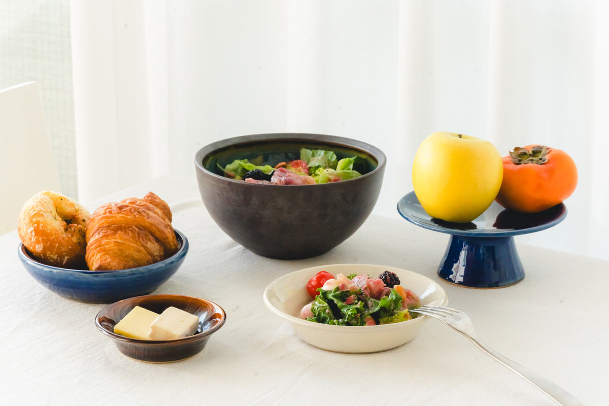 そして、ボウルや小皿をアクセサリートレーとして使えば、指輪やブレスレットが器の中で静かに映え、日常の一角にさりげない豊かさを添えてくれます。