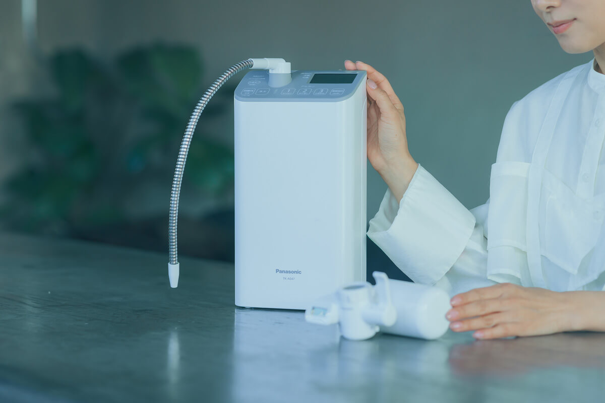 「浄水されたきれいな水をつくる」だけでなく、「胃腸症状の改善にアプローチをする水を自宅でつくれる」点が、一般的な浄水器との違いであり、大きなメリットです。