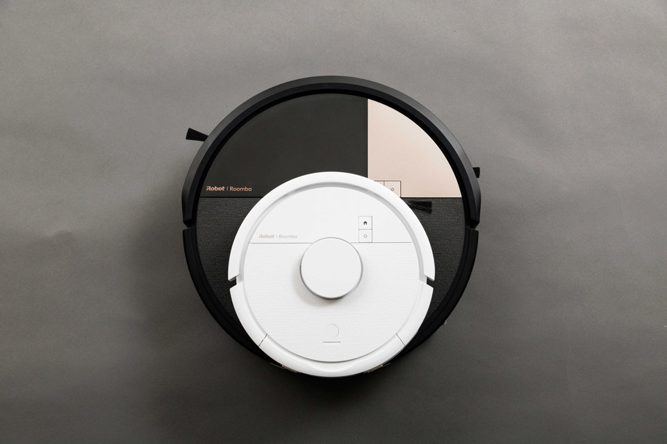 ルンバシリーズのフラグシップモデルRoomba Max 705 Comboの上に、Roomba Miniを重ねてみた。その大きさの違いは歴然！