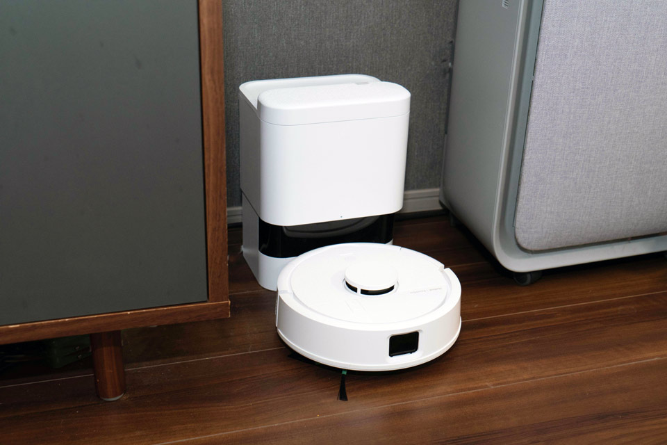 壁際や家具の隙間にもすっきり収まる省スペース設計