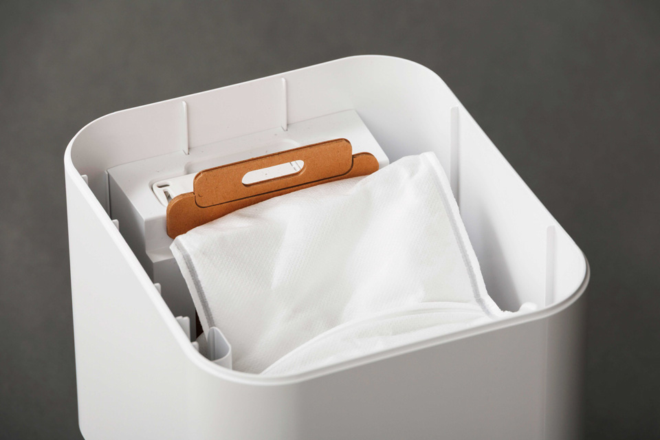 充電ステーションのフタを開けると紙パックが現れる。取り外しや交換もスムーズに行える