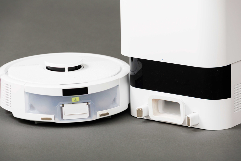 ルンバ本体と充電ステーションの接合部分。ゴミ吸引口と充電用電極を備える