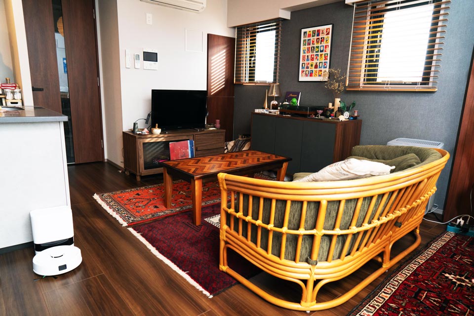 カウンターキッチンの下に設置。主張しすぎないコンパクトさで周囲に溶け込んでいて圧迫感もない